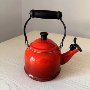 Le Creuset Whistling Tea Kettle 1.25 Quarts 1.1L Teapot Red Enamel